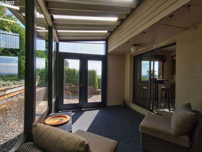 Building Photo - 6900 SE Riverside Dr