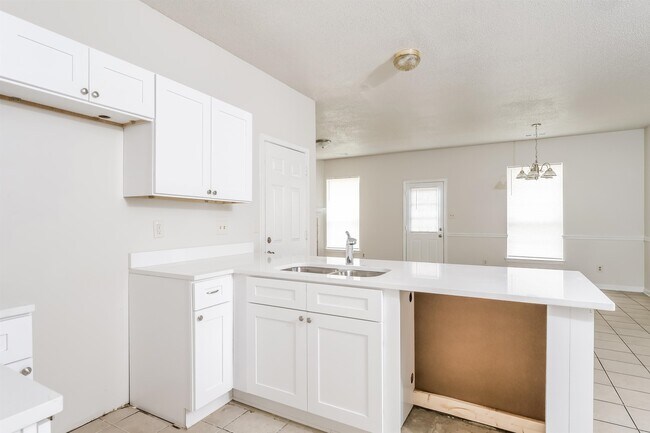 Building Photo - 4590 Lindawood Ln