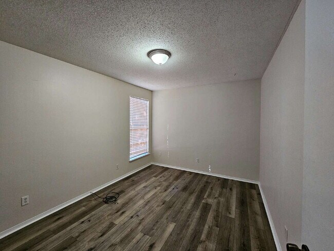 Building Photo - Spacious 3 Bedroom, 2 Bath Duplex in Northeast Pensacola