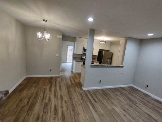 Building Photo - Remodeled 2 Bedroom 2 Bath Condo - Univers...