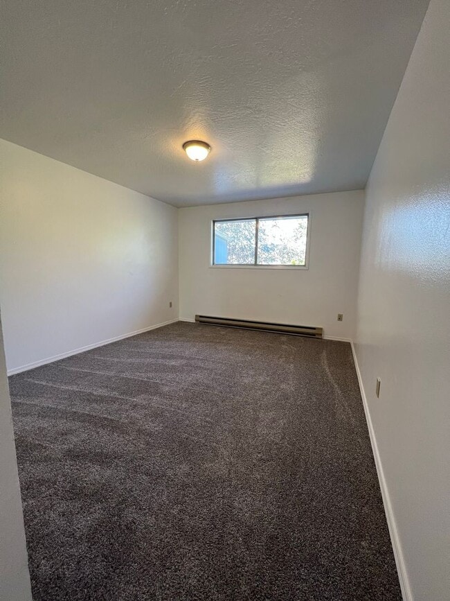Building Photo - 2 bedroom 1 bathroom - Triplex - Moyina Heights - South Suburbs