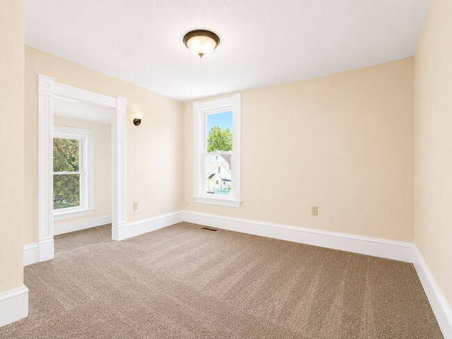 Building Photo - $1500 | 3 Bedroom 1 Bathroom | Two Story