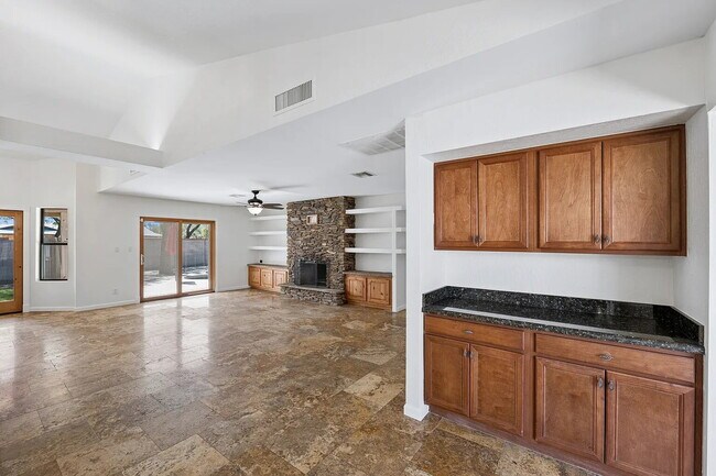 Building Photo - SPARKLING PRIVATE POOL, BEAUTIFUL HOME, UNBEATABLE LOCATION!