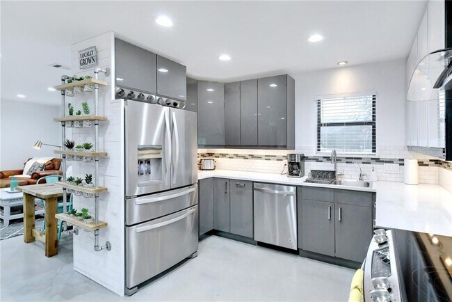 Building Photo - 18410 E Lake Terrace Dr
