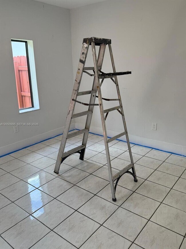 Building Photo - 765 W 70 Pl