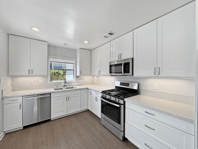 Building Photo - Beautifully Upgraded 2B/2BA House W/ 2-Car...