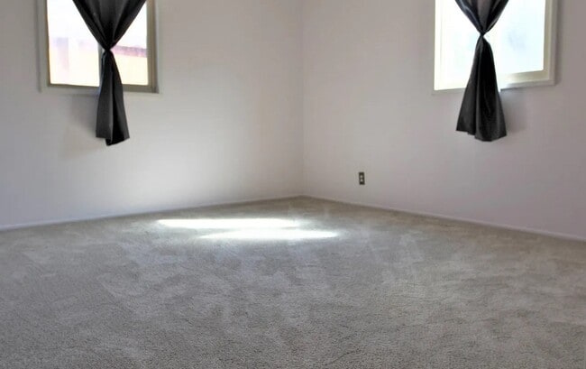 Building Photo - 1404 Rhode Island St NE