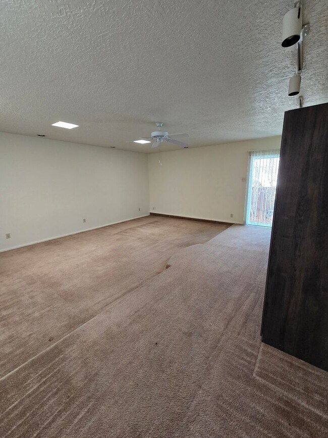 Building Photo - 2 bed, possible 3rd in wonderful neighborhood