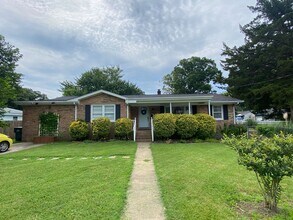 Building Photo - Charming Ranch Style Home - On Corner Lot!