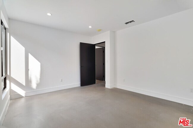 Building Photo - 6236 Sale Ave