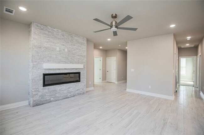 Building Photo - 6702 SW Basswood Ave