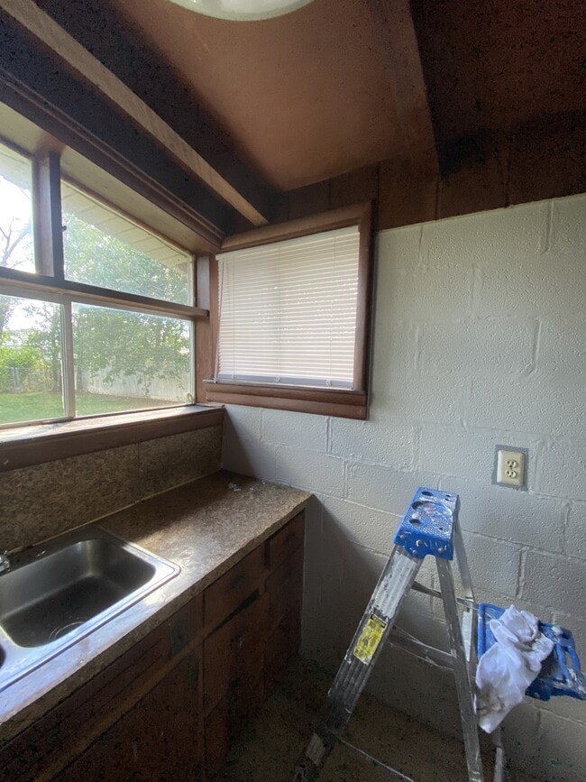 Building Photo - 619 W Poplar St