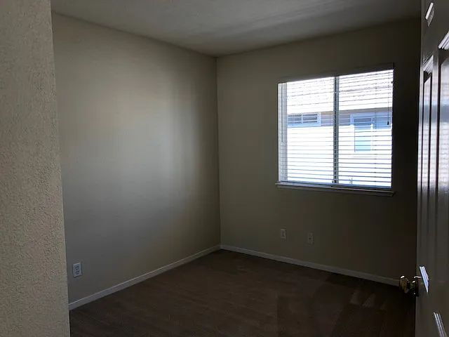 Building Photo - Beautiful End-Unit Townhome in Desirable S...