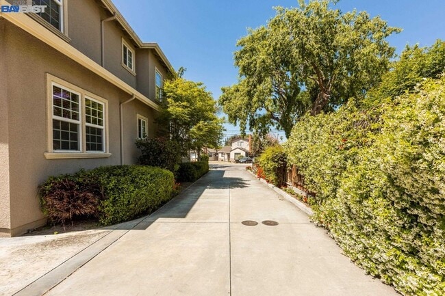 Building Photo - Live Exceptionally in This Peaceful Willow Glen Executive Home; 4 bed/ 4.5 bath