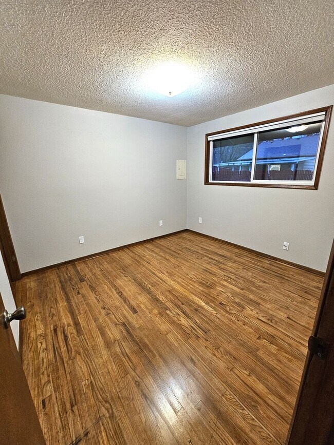 Building Photo - Renovated 2 Bedroom, 1 Bath Apt in Inner M...