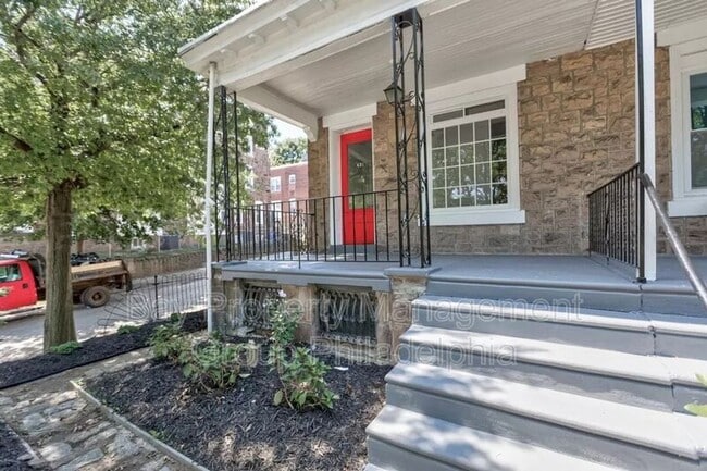 Primary Photo - 435 E Walnut Ln