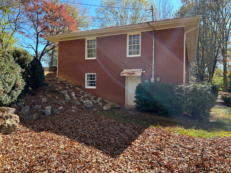 Building Photo - 3013 Scenic Dr