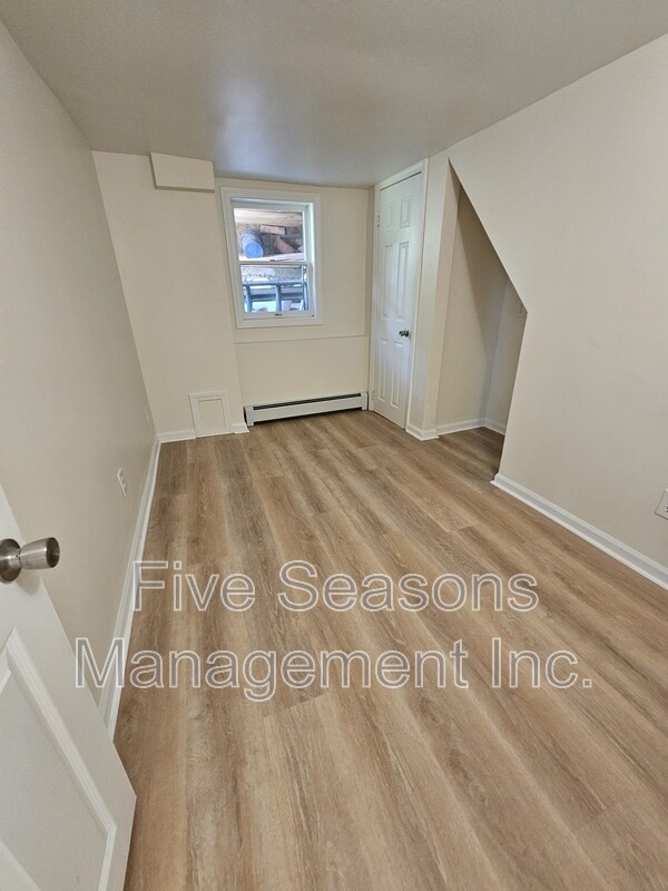 Building Photo - 465-467 Colchester Avenue - 5
