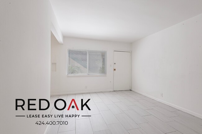 Building Photo - Charming One Bedroom Walk-Up Featuring Gor...