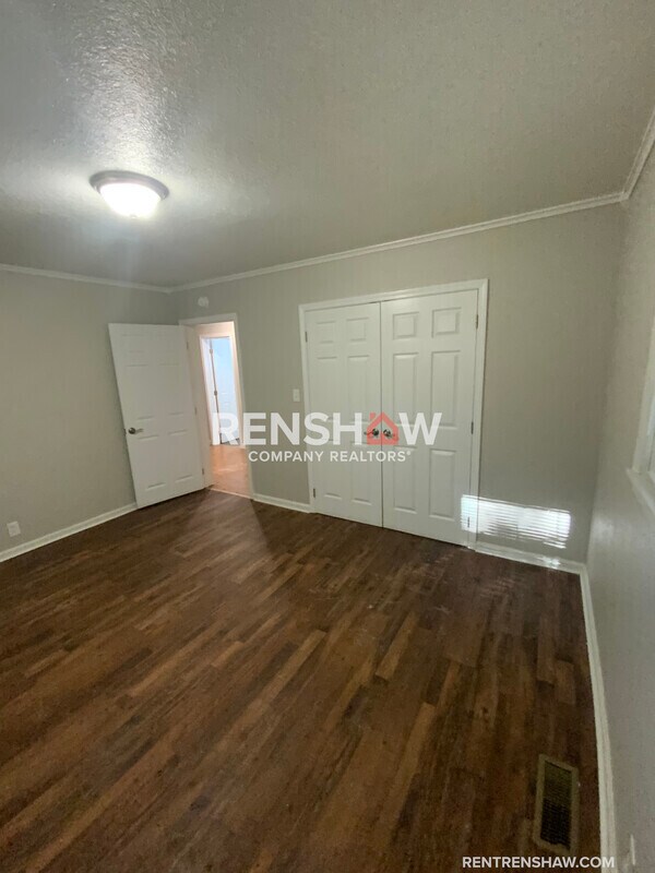 Building Photo - 212 N Poplar St