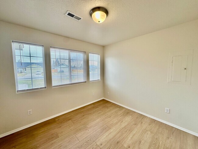 Building Photo - New on the market!