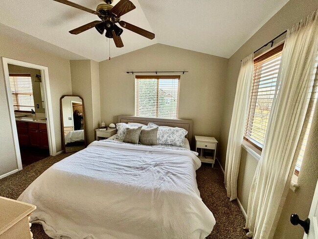 Building Photo - Spacious 2 Bed 2.5 Bath Townhouse in Northeast Fort Collins