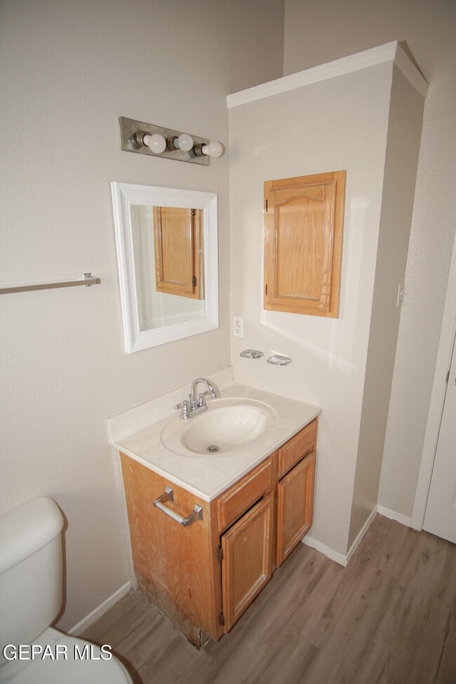 Building Photo - 10957 Chippendale Ave