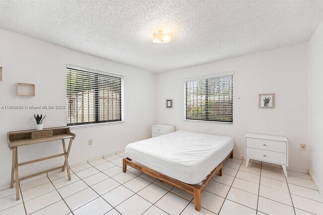 Building Photo - 1160 SW 9th St