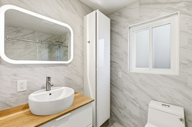Building Photo - Beautiful modern 3 Bed + 2 Bath House