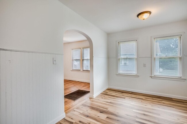 Building Photo - 415 E 6th St