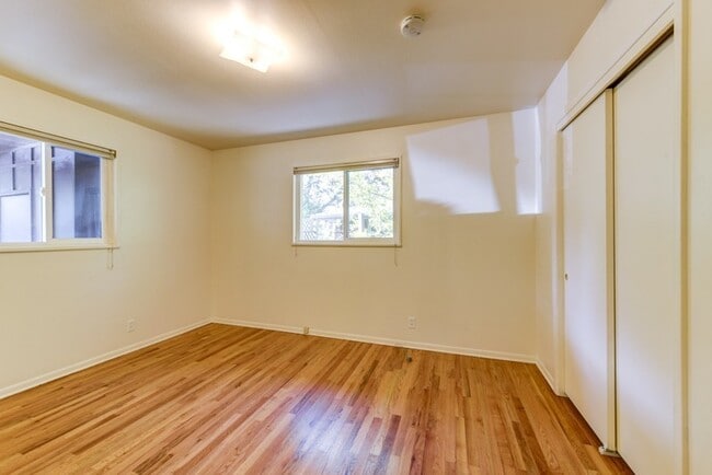 Building Photo - Pre-Lease August 2026; Large 5 Bedroom 3 B...