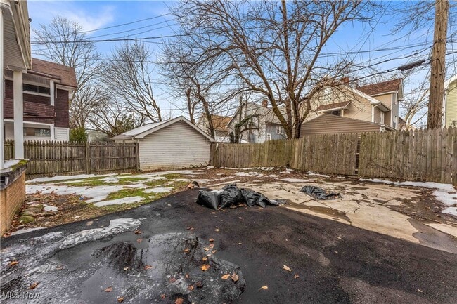 Building Photo - 11913 Buckingham Ave