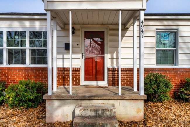 Building Photo - Adorable move in ready bungalow.