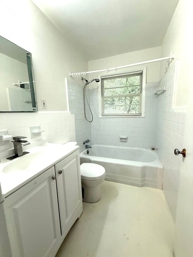 Building Photo - Vintage ranch with loads of charm!