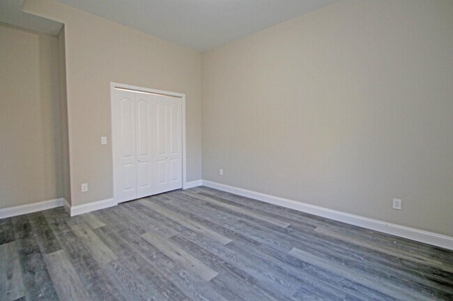 Building Photo - 2060 Willow Hill Dr