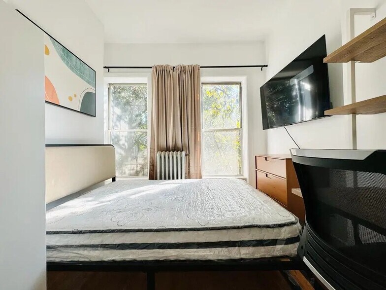 Building Photo - Furnished room/NOT APARTMENT