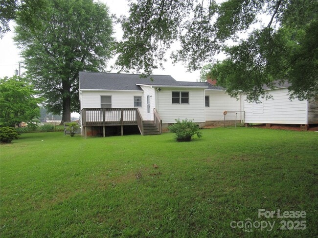 Building Photo - 106 E Klutz St