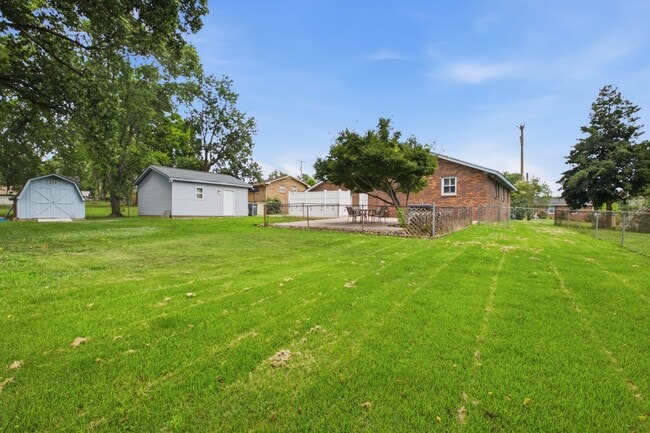 Building Photo - 4812 Sierra Dr
