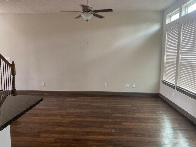 Building Photo - 102 Aventura Pl