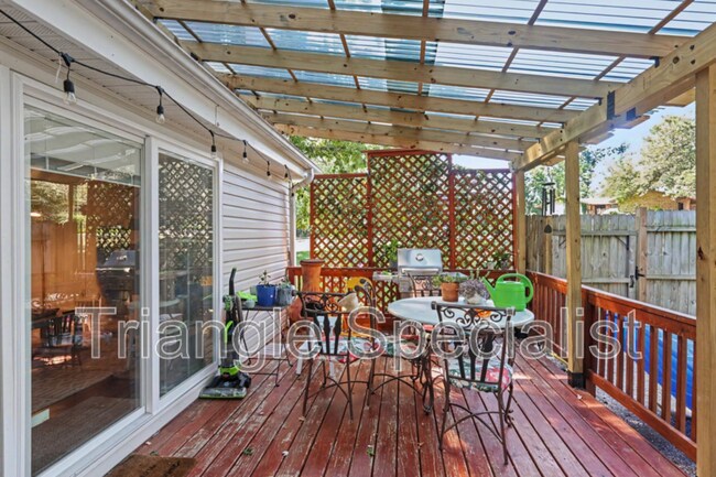 Building Photo - 4101 Pickwick Dr