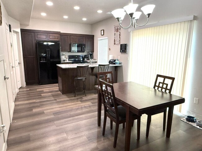 Building Photo - The Residences at Four Fifty!