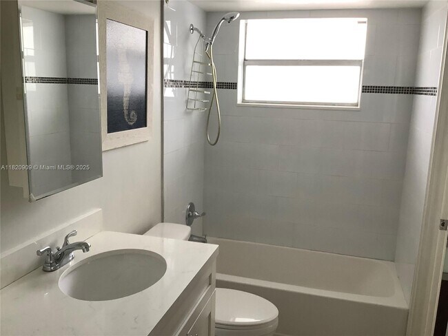 Building Photo - 5181 W Oakland Park Blvd