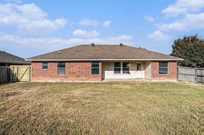 Building Photo - Welcome to this charming 3-bedroom, 2-bath...