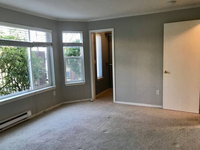 Building Photo - Two Bedroom/Two bath Capitol Hill Condo - ...