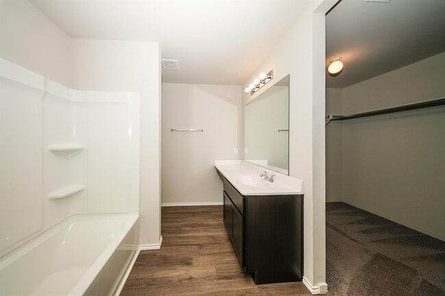 Building Photo - 2204 Dillards Dr