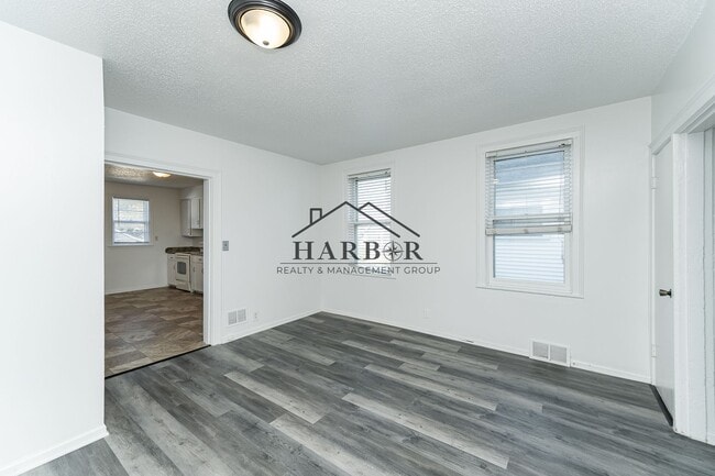 Building Photo - 315 5th Ave NW