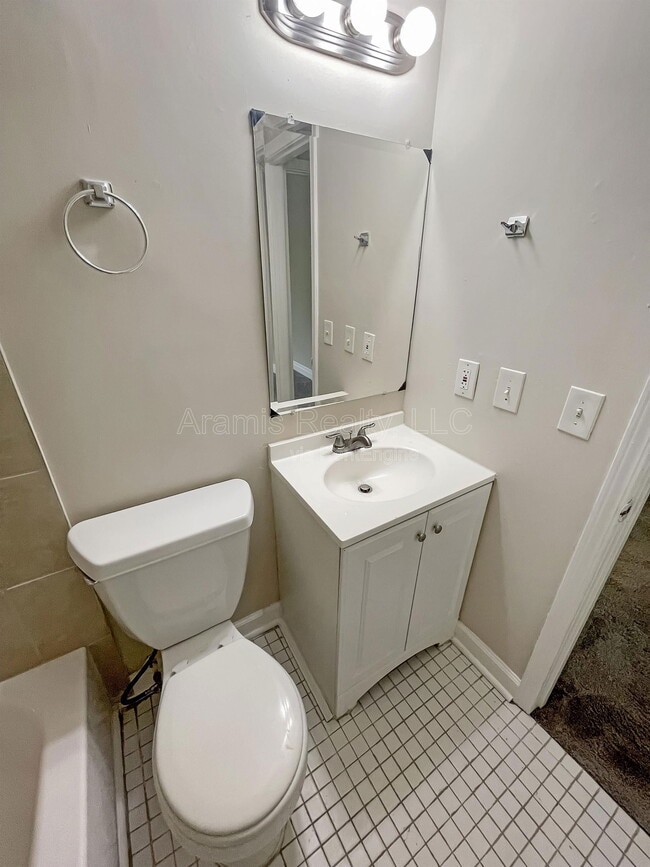 Building Photo - 195 Hedges St SE