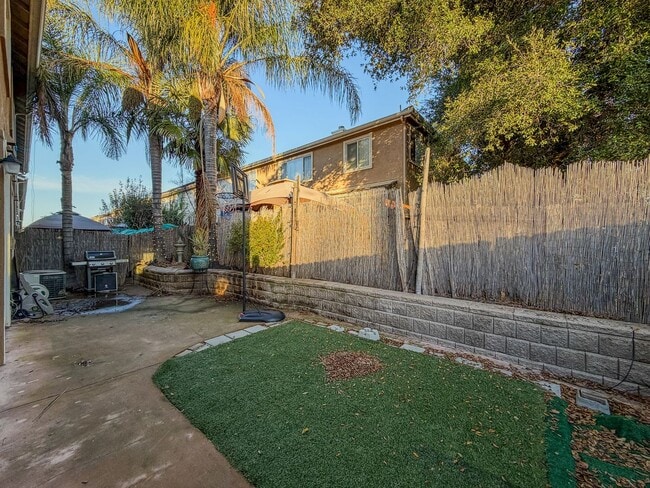 Building Photo - Fantastic. Three bedroom in Gilroy. Corner Lot