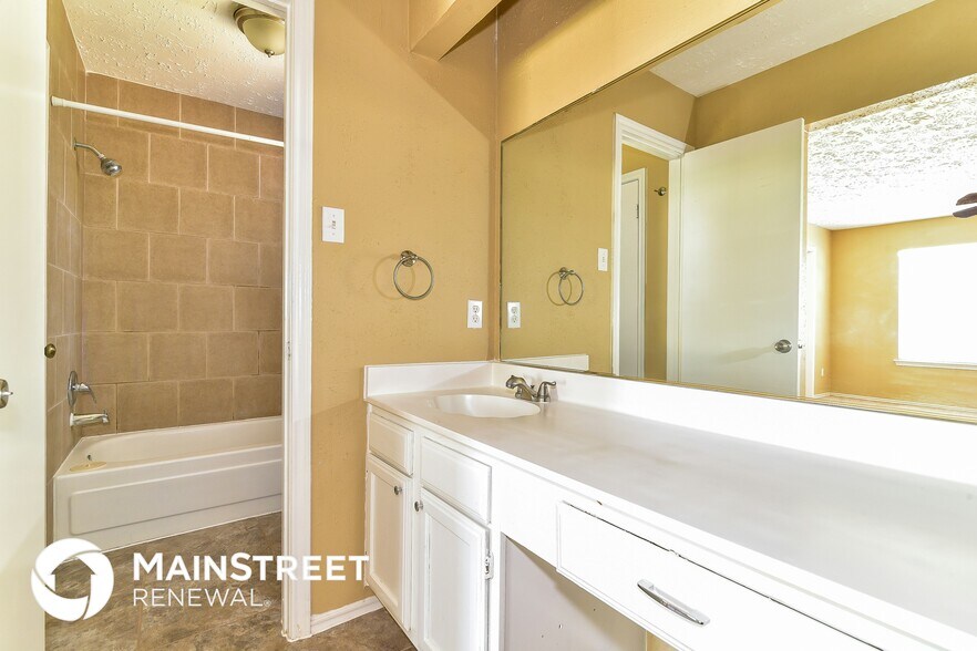 Building Photo - 14815 Oak Pines Dr