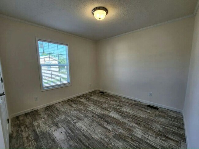 Building Photo - 214 Gazelle Dr